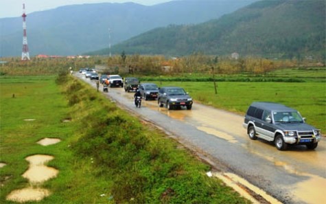 Đoàn xe trên con đường rẽ từ QL 1A vào khu vực Vũng Chùa - Đảo Yến